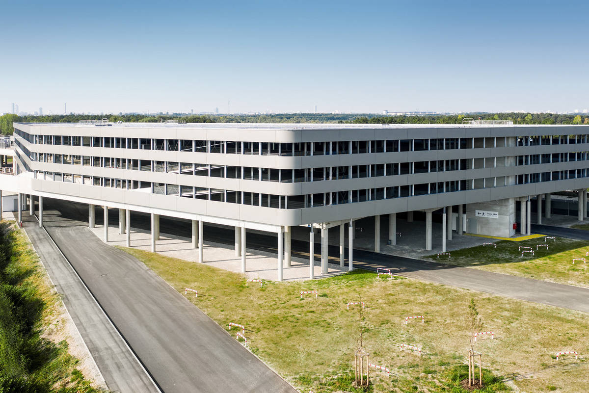 Außenansicht der Parkhausreferenz Allianz Arena in München