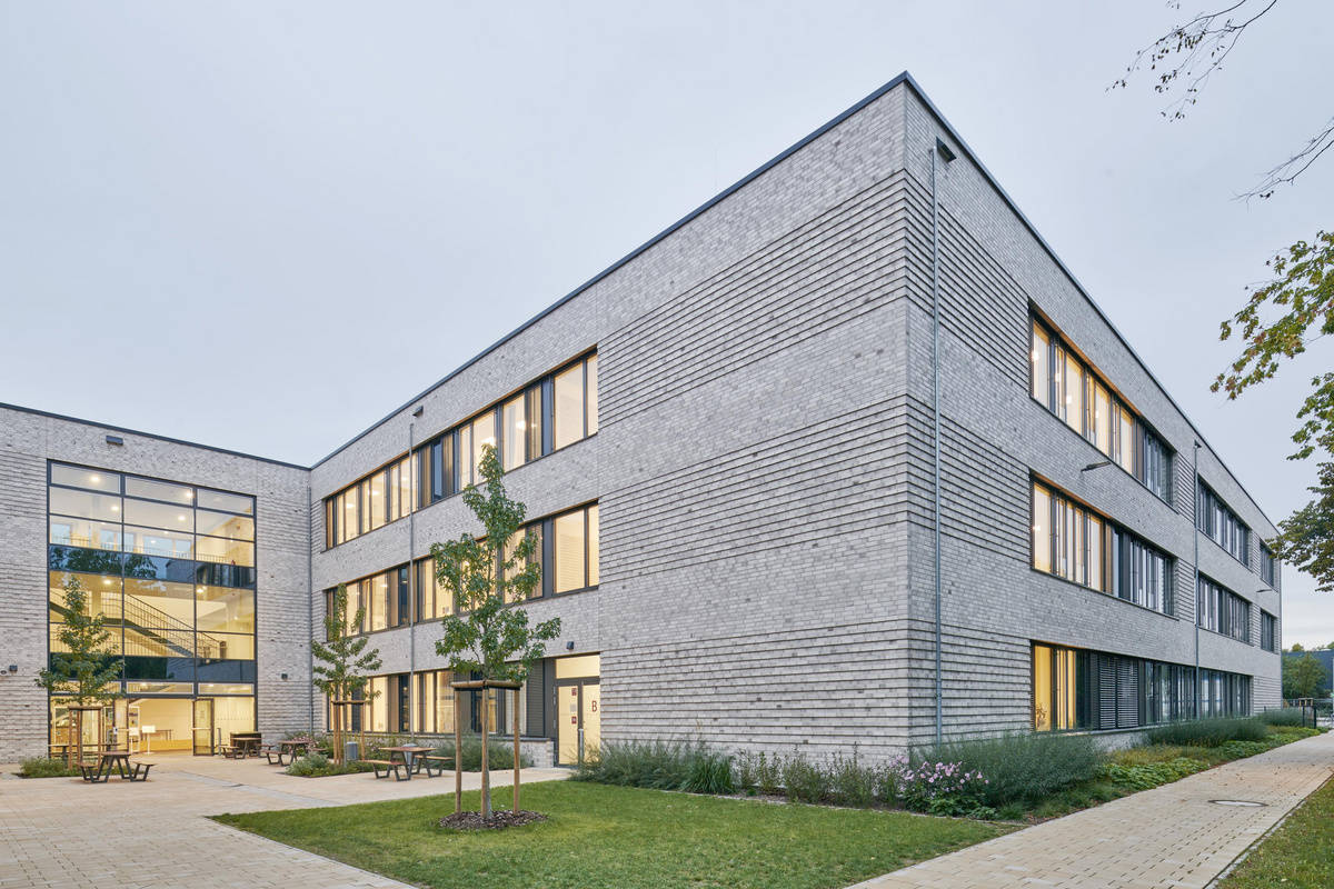 Exterior view of the school building reference „Sophienschule Hannover“