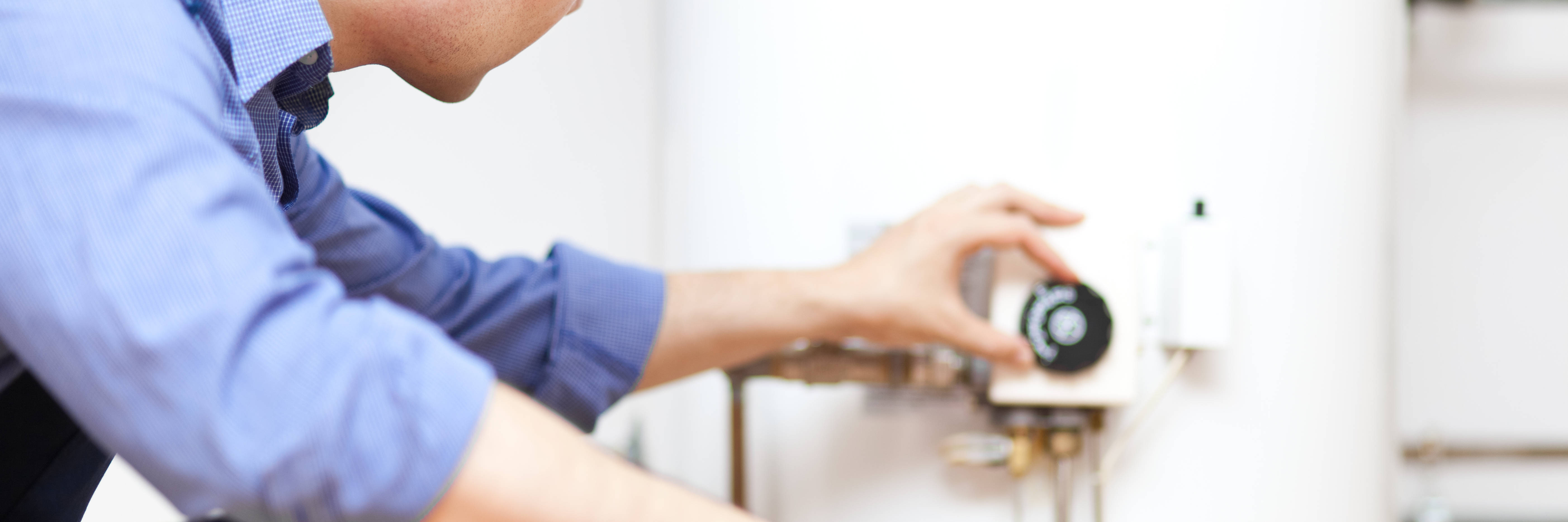 Techniker prüft die Einstellungen eines Wasserheizkessels.
