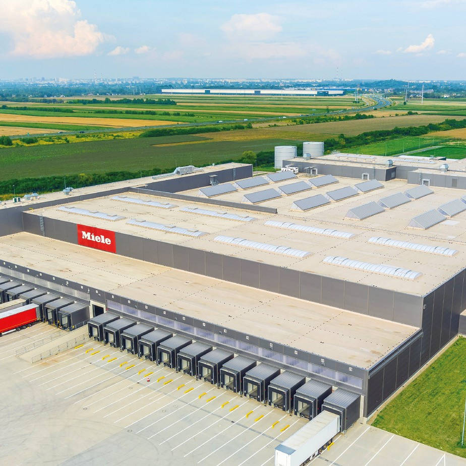 Luftaufnahme einer Industriehalle das die weitläufige Struktur und Umgebung zeigt.