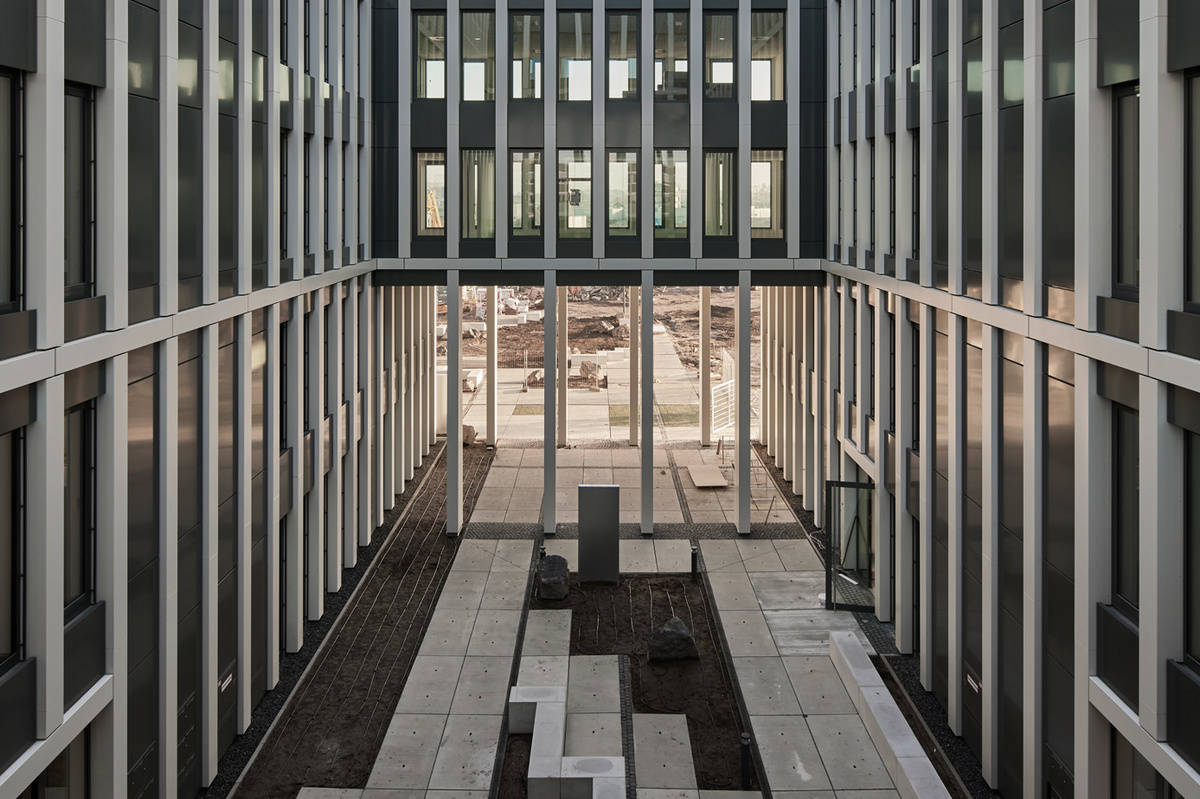 Innenansicht der Bürogebäudereferenz rob17 in Münster mit Blick auf den Innenhof