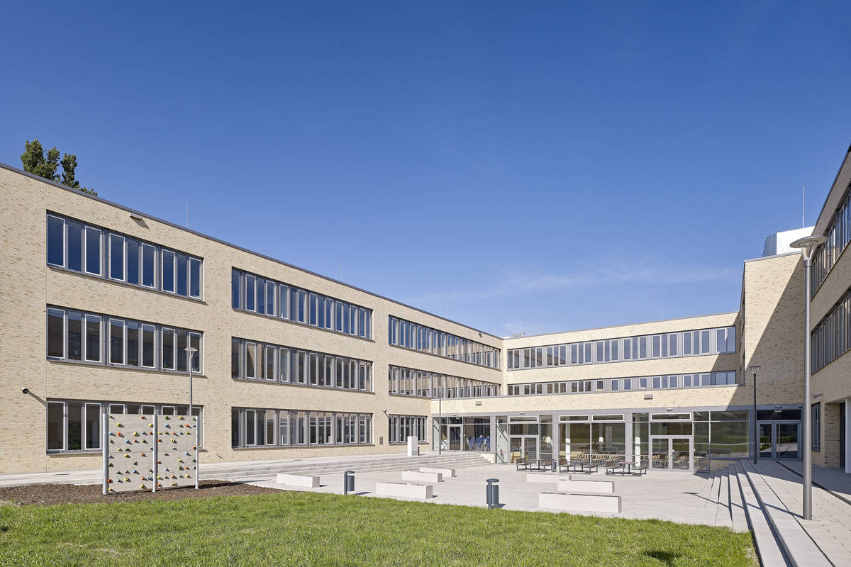 Exterior view of the school building reference “Gesamtschüle Würselen“