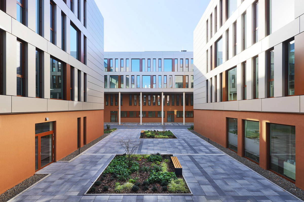 Exterior view of the office building reference “Zukunftsmeile“ in Paderborn with focus on the inner courtyard