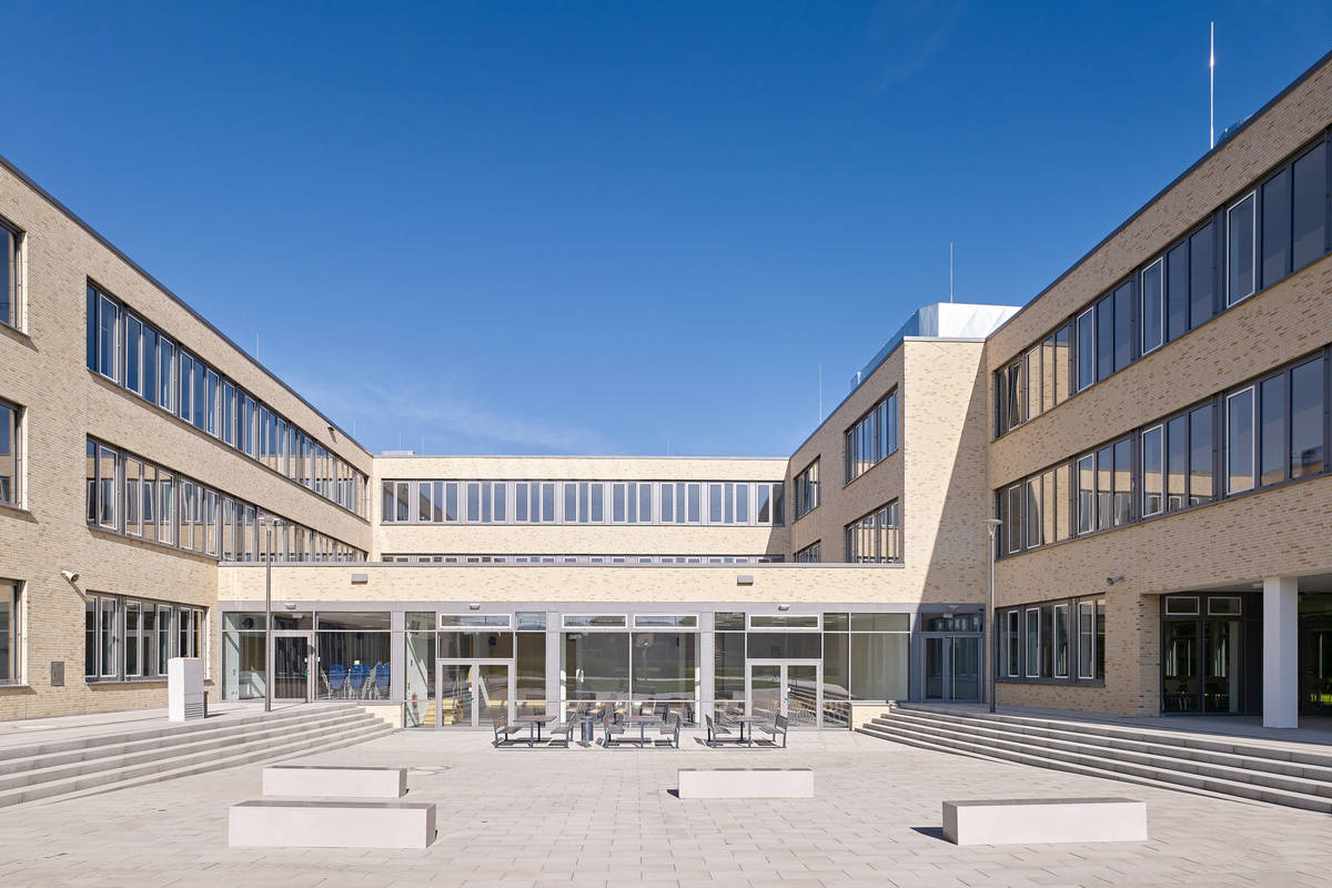 Exterior view of the school building reference „Gesamtschule Würselen“