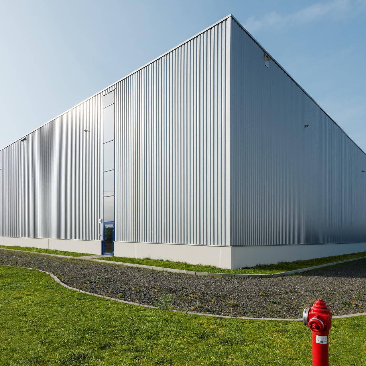 Eine Halle mit einer grauen Fassade