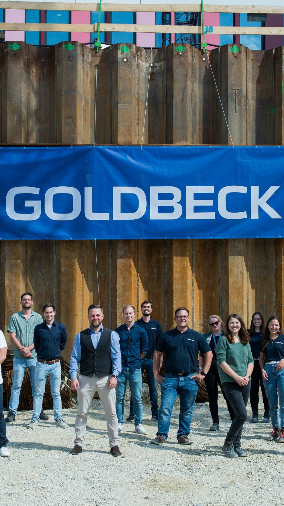 Das GOLDBECK-Team auf der Baustelle, im Hintergrund ein blaues GOLDBECK-Banner