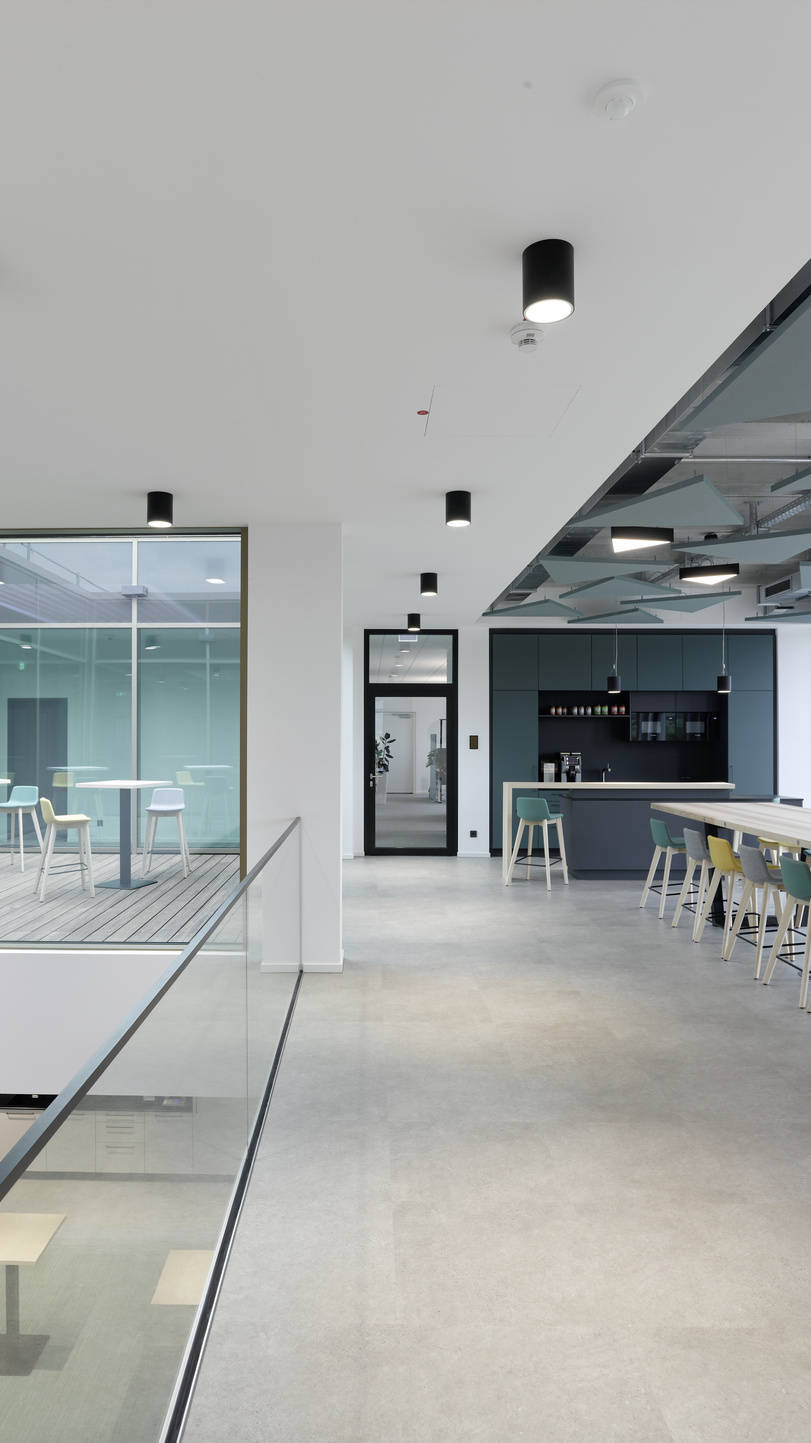 Ein Büro mit Glaswänden und einem langen Tisch mit vielen Stühlen