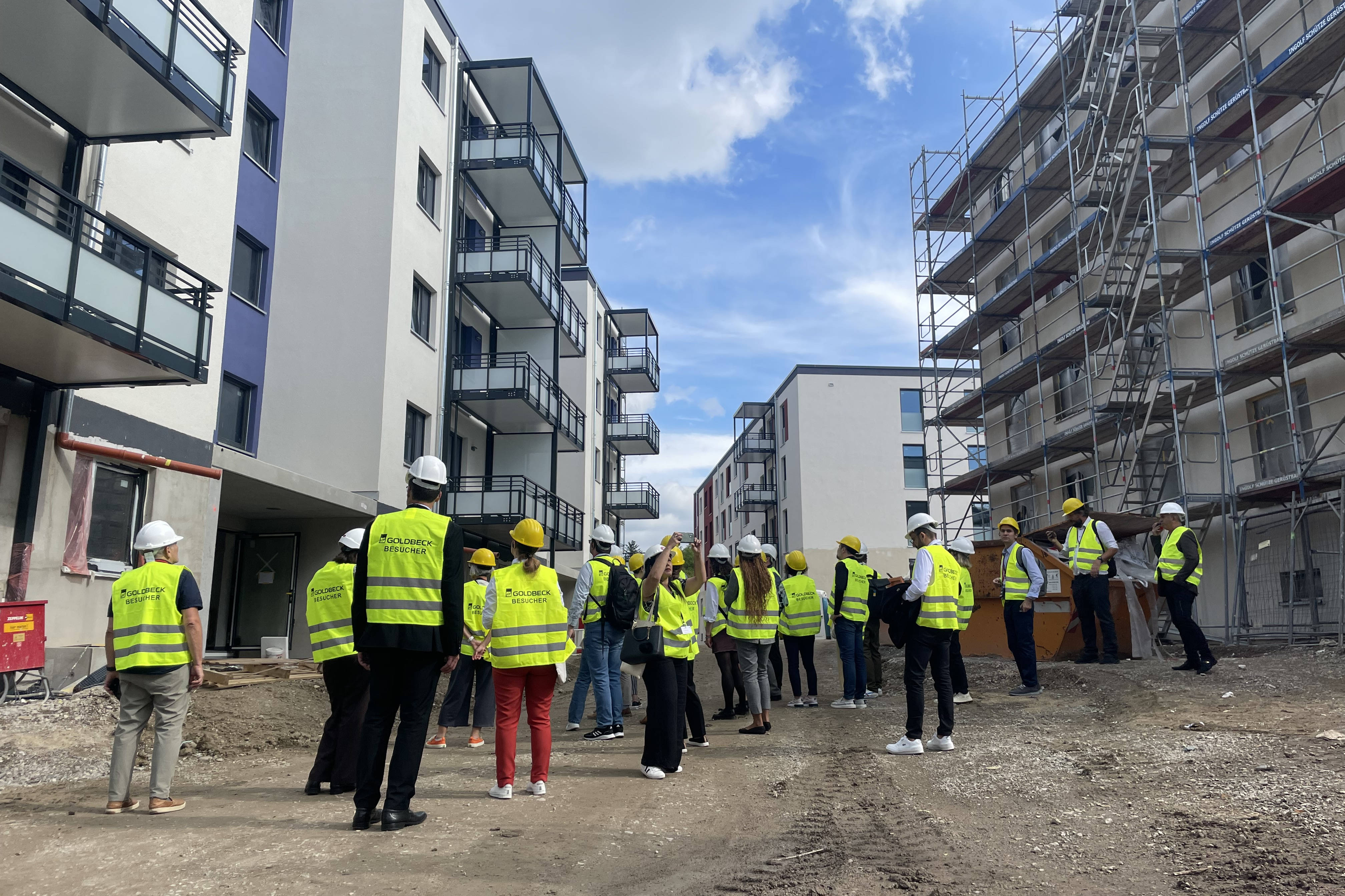 Personengruppe besichtigt Baustelle