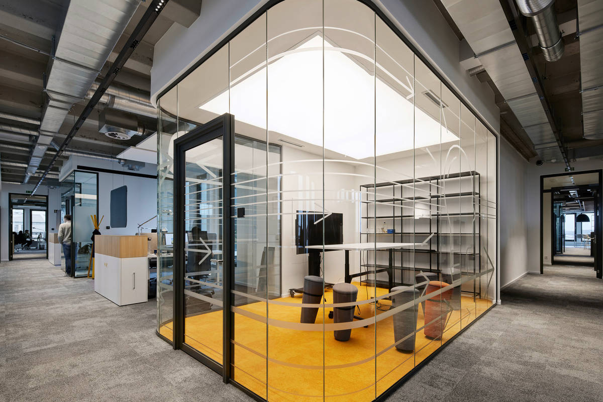 Interior view of the office building reference “rob17“ in Münster with focus on a meeting room