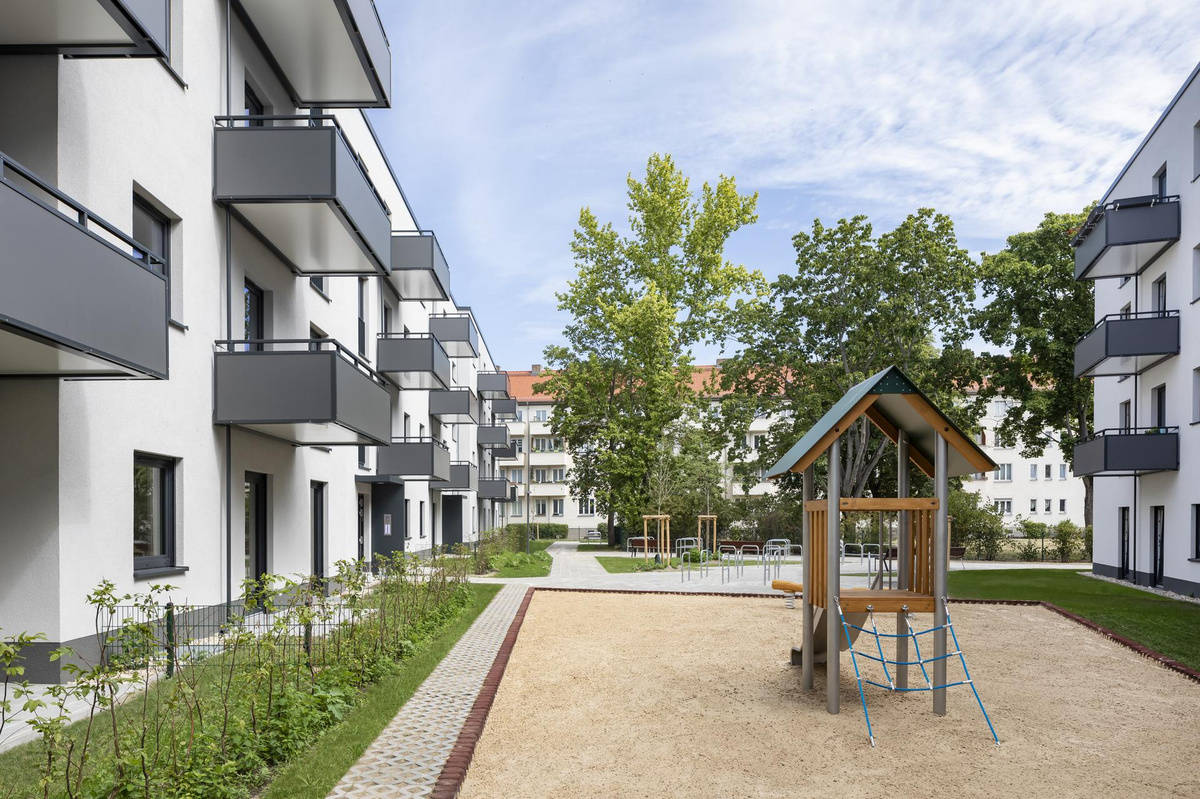 Exterior view of the residential building reference "Sterndamm" with a view of the inner courtyard