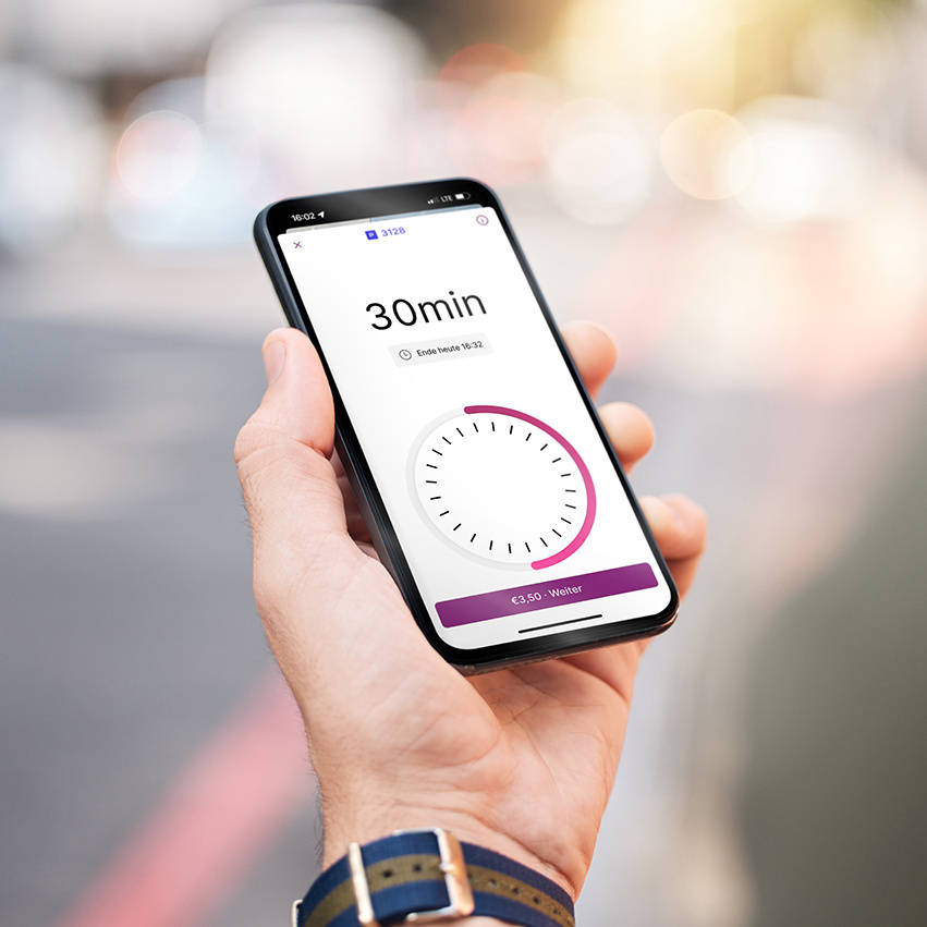 Smartphone mit geöffneter App, die einen 30-Minuten-Timer und eine Gebührenanzeige von 3,50 Euro zeigt.