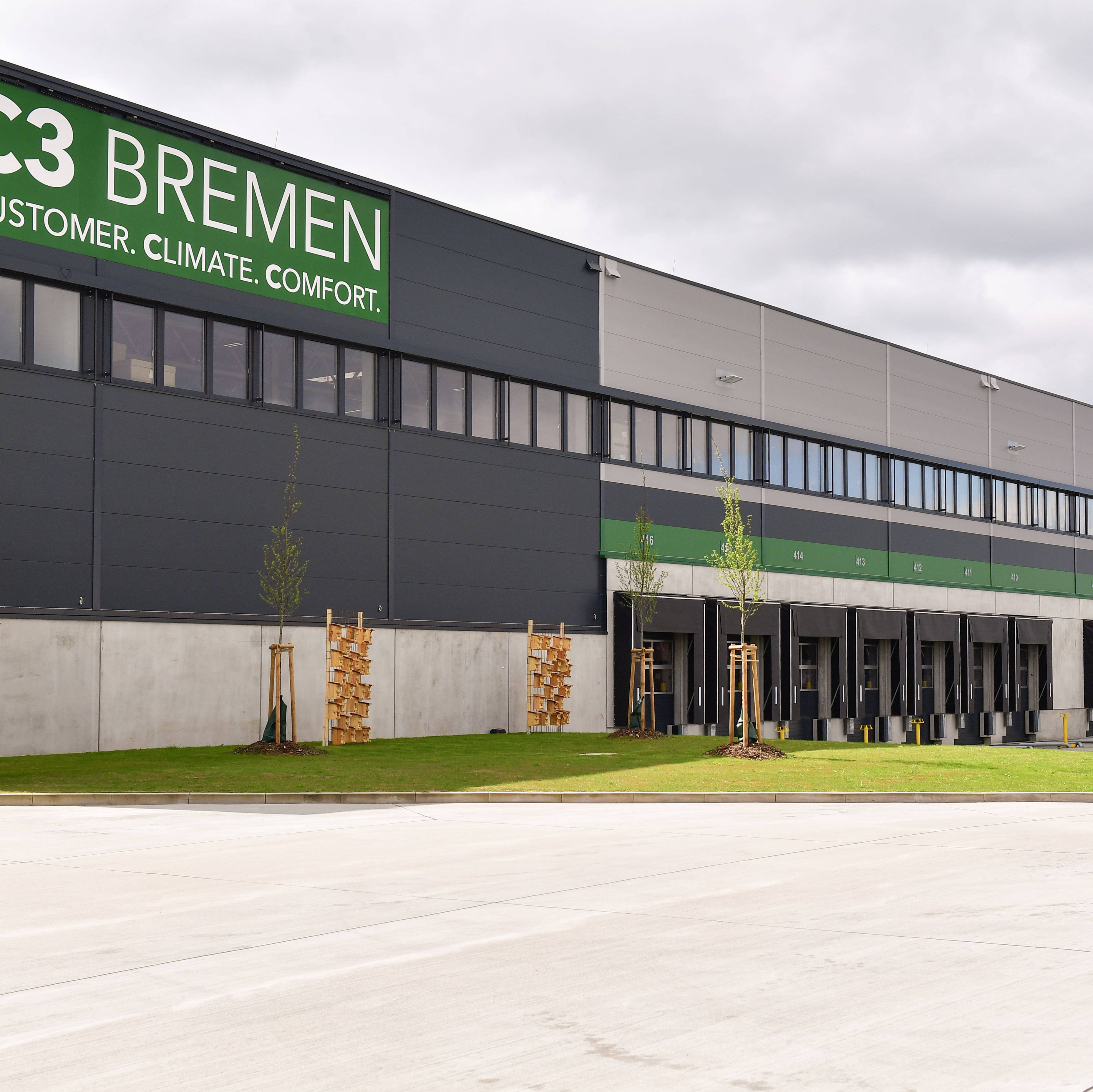 Außenansicht eines großen Logistikgebäudes in Bremen mit C3-Branding und Laderampen.