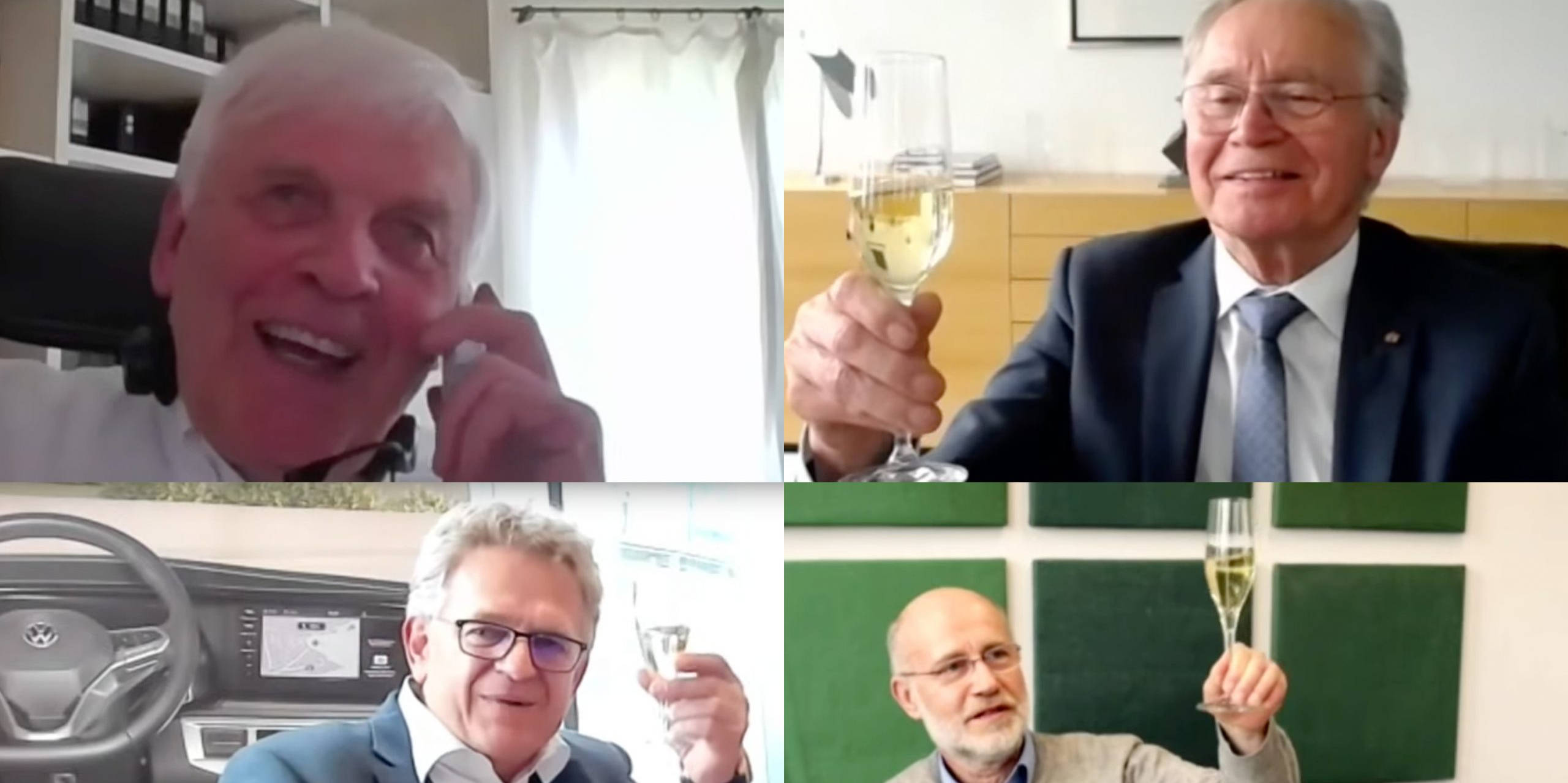 Vier Männer halten online in einem Videoanruf Gläser mit Sekt hoch und lächeln, um virtuell anzustoßen.