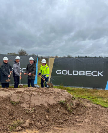 Vertreter von Goldbeck und ISOPARTNER feiern Spatenstich der neuen Produktionshalle in Volkach