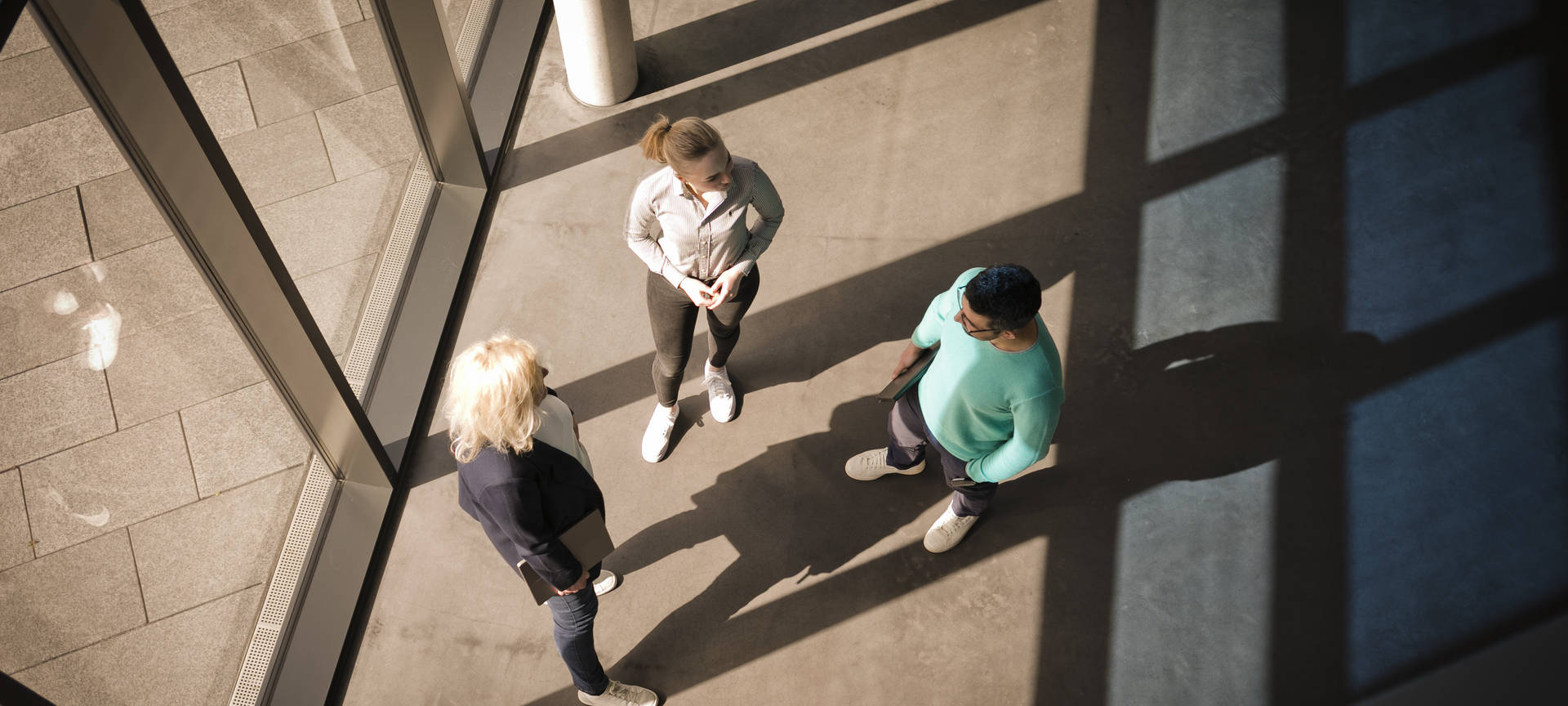 Drei Personen haben eine Besprechung