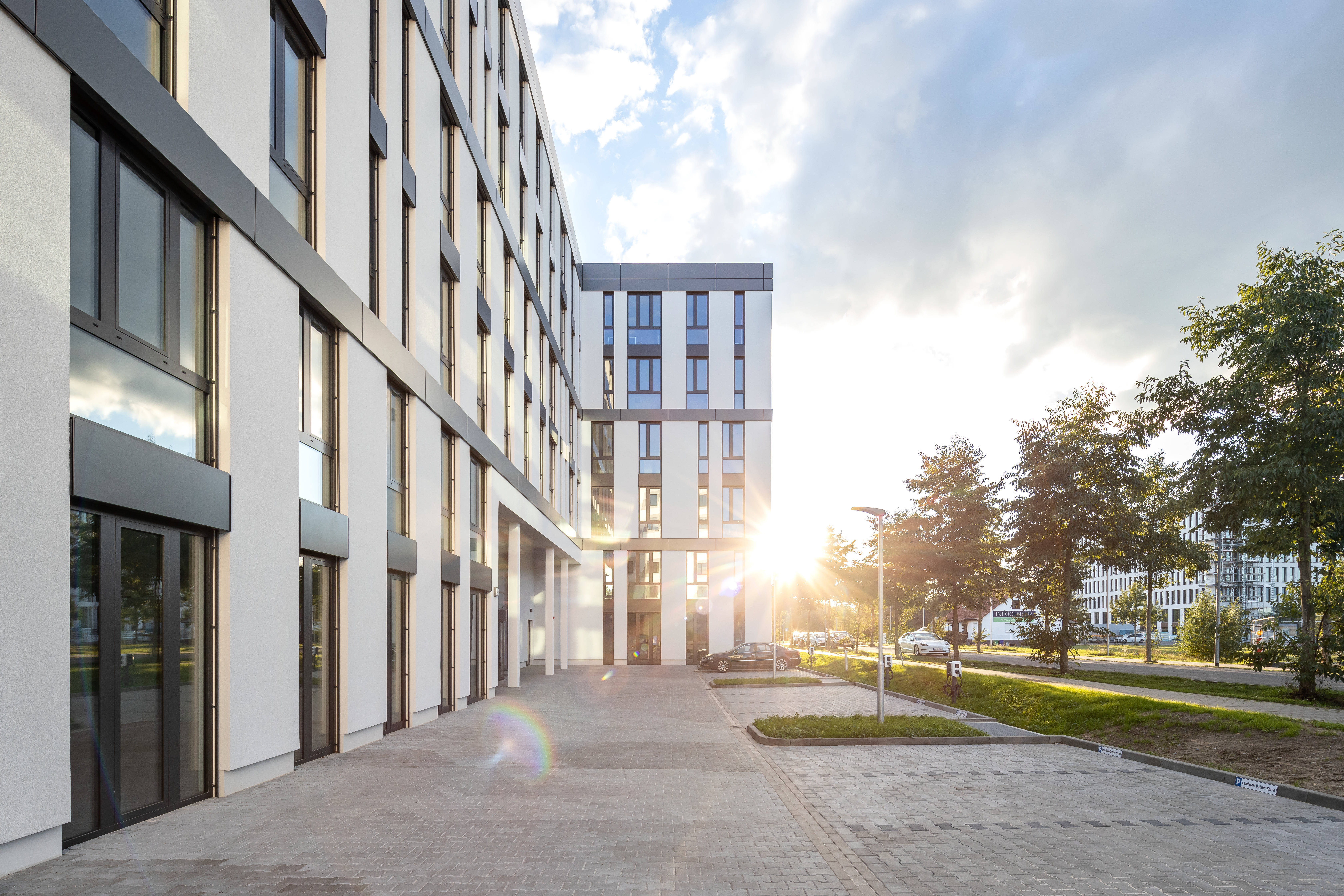 Modernes Gebäude, Straße, Sonne