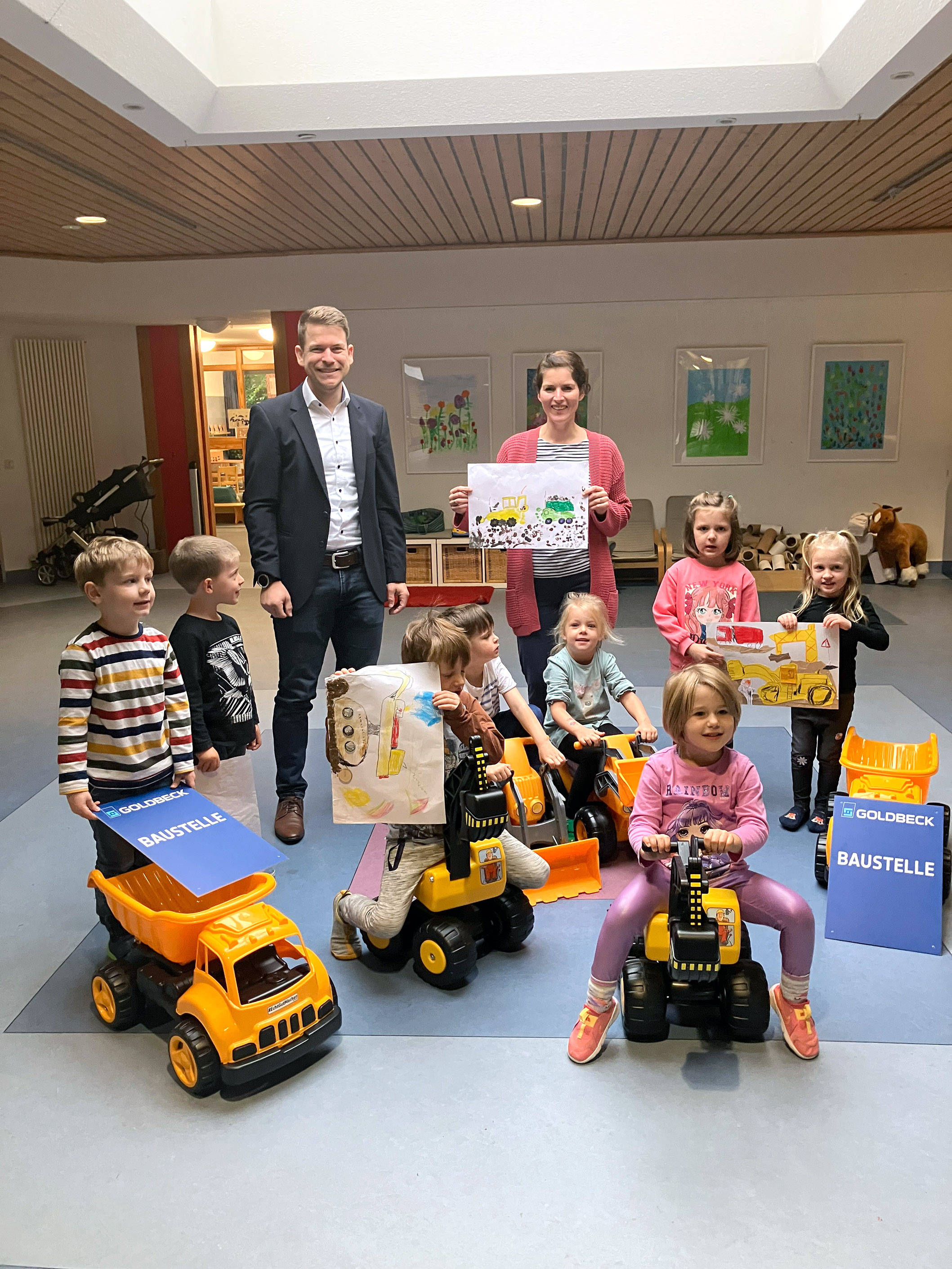 Kinder mit Bauspielzeug und Bildern in einem Kindergarten