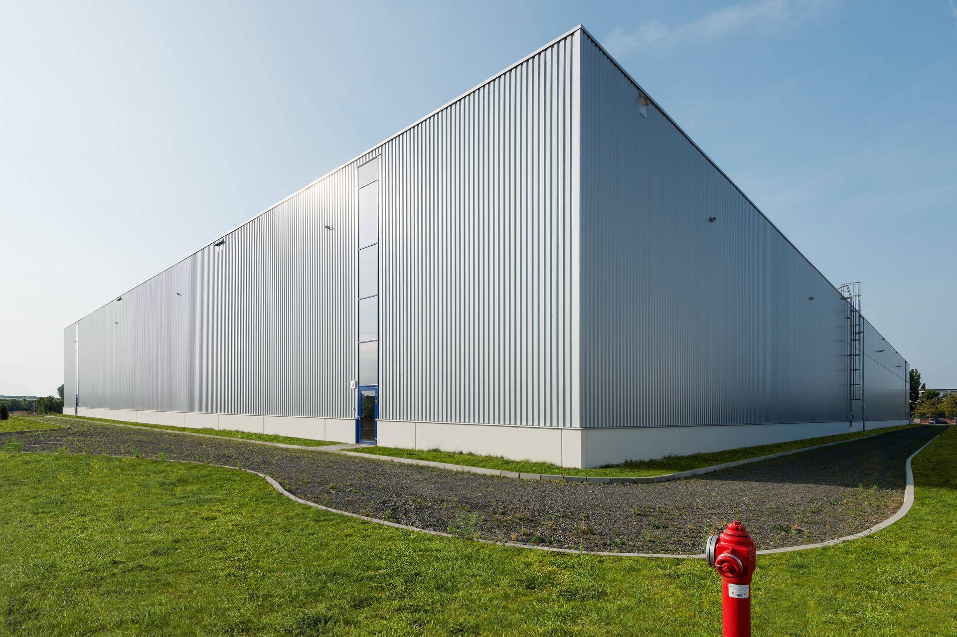 [Translate to English:] Eine Halle mit einer grauen Fassade