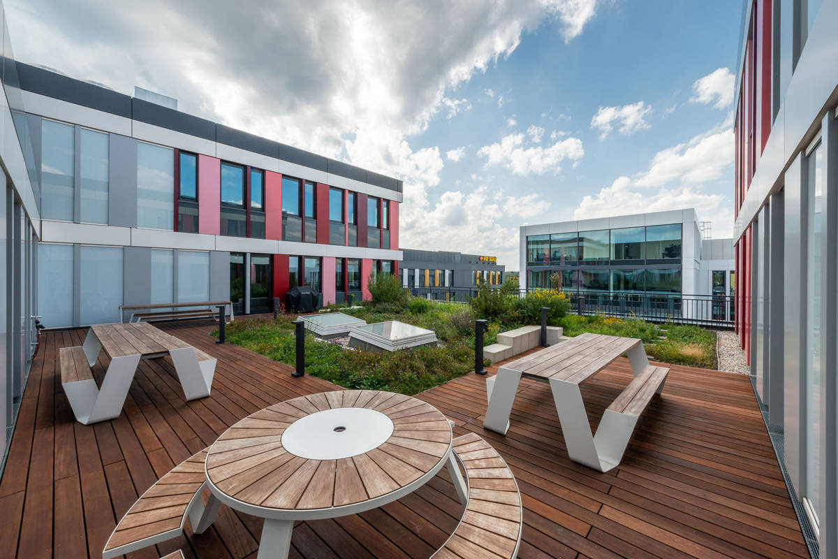 Außenansicht der Bürogebäudereferenz TONI Campus in Neuried mit Blick auf die Terrasse