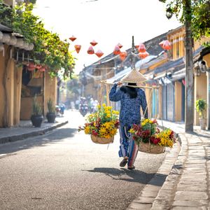 Vietnam cu o croaziera - ce vizitezi la Halong Bay, Da Nang, Saigon si Nha Trang in 8-14 ore - Hoi An, vanzatoare, flori, felinare, strada