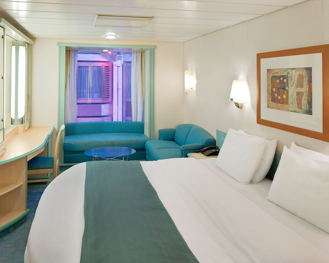 Cabina interioara cu vedere la Promenada categoria 1T pe Adventure of the Seas