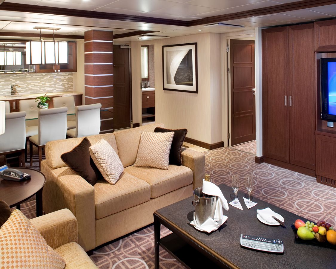 Apartament Royal Suite categoria RS pe Celebrity Eclipse
