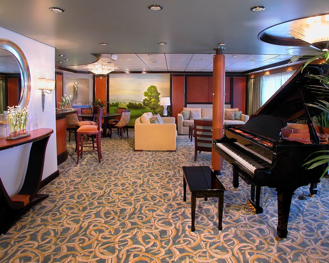 Apartament Royal Suite categoria RS pe Explorer of the Seas