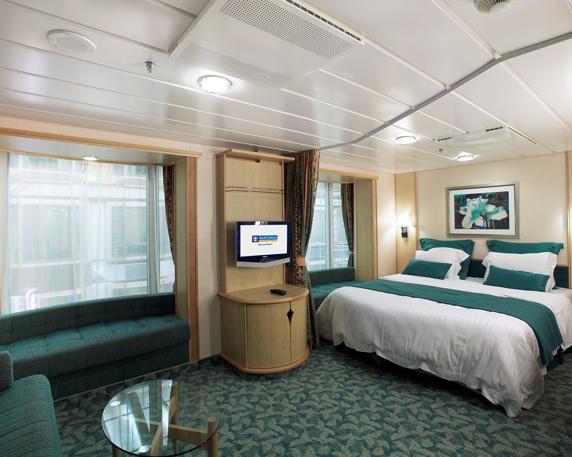 Cabina interioara cu vedere la Promenada Royal categoria 1Q pe Freedom of the Seas