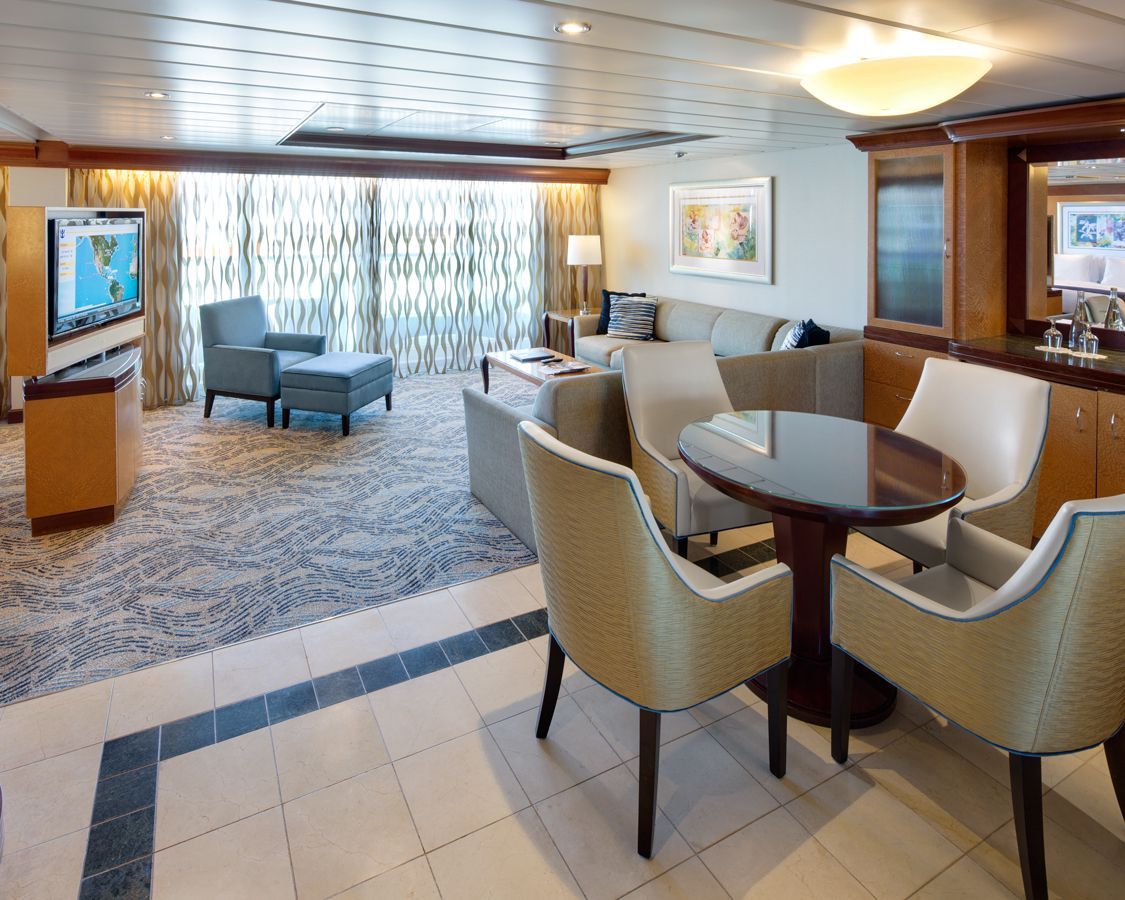 Apartament Owner's Suite categoria OS pe Navigator of the Seas