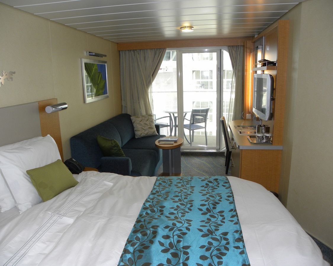 Cabina cu balcon cu vedere la Promenada garantata categoria XN pe Oasis of the Seas