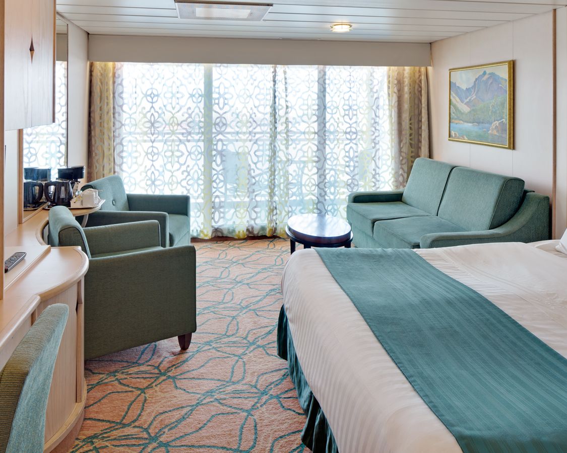 Cabina Junior Suite categoria J3 pe Rhapsody of the Seas