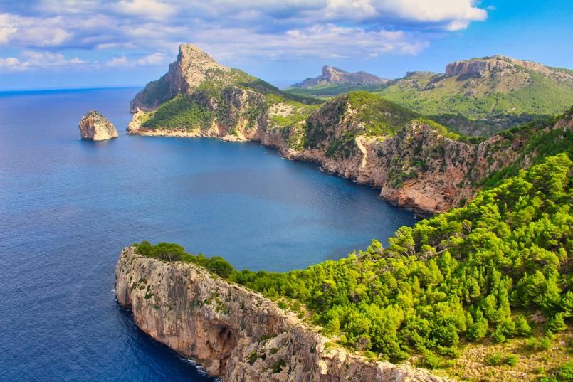 Atractii turistice Mallorca - zona montana, copaci, apa.LTS