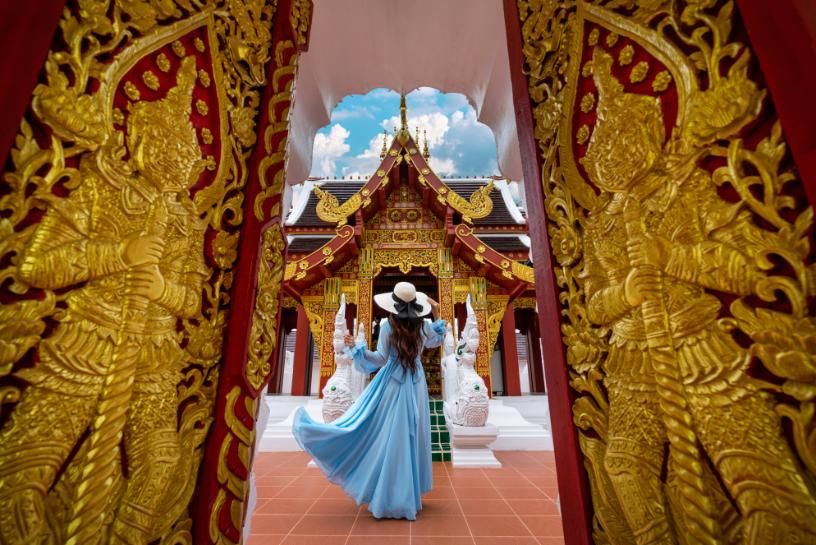 Atractii turistice Thailanda - femeie, templu, usi.LTS