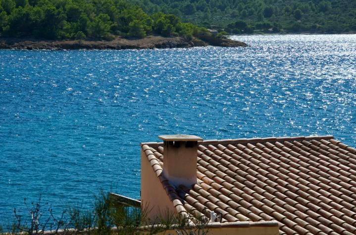 Mallorca - acoperis casa, apa, copaci.LTS