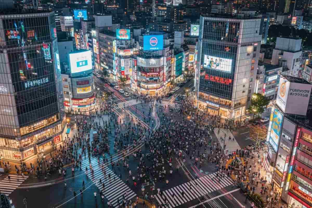 Cartiere emblematice - Shibuya Tokyo, Ginza Tokyo si Harajuku Tokyo_Celebra intersectie Shibuya cu mii de oameni traversand simultan in baletul urban al Tokyo-ului