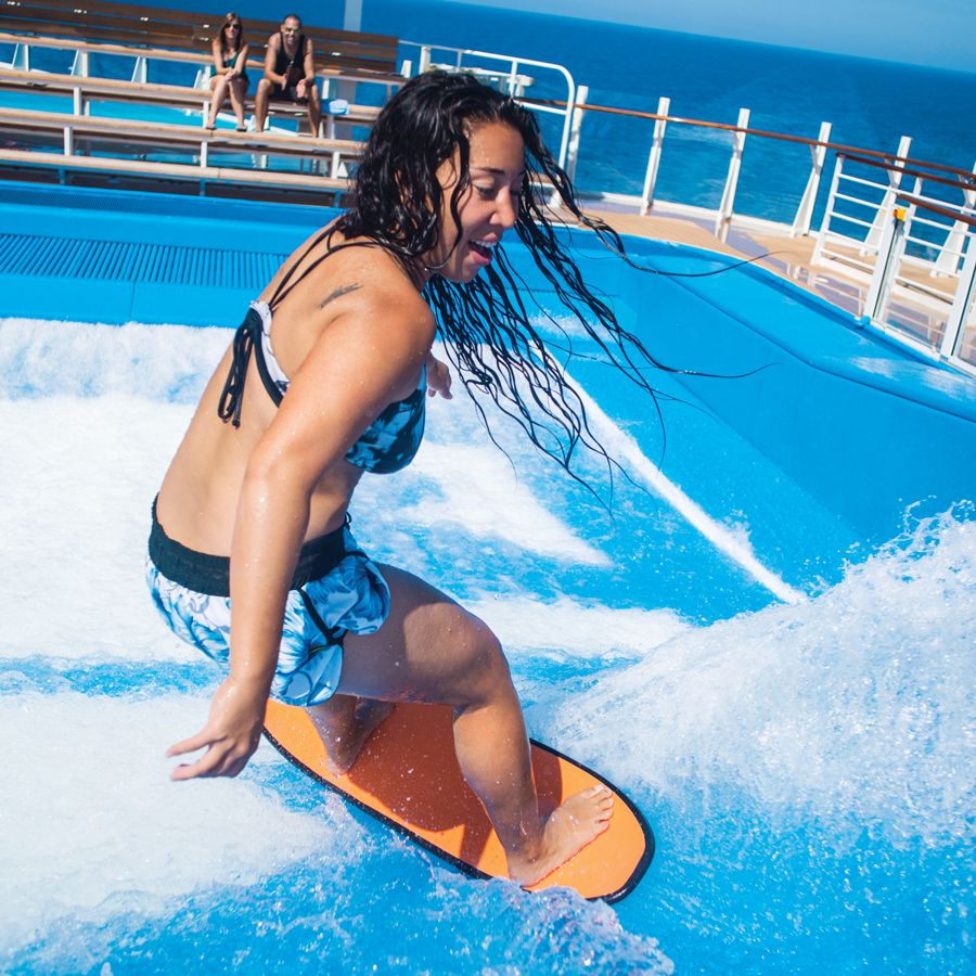 Simulator Surf Flowrider pe Allure of the Seas