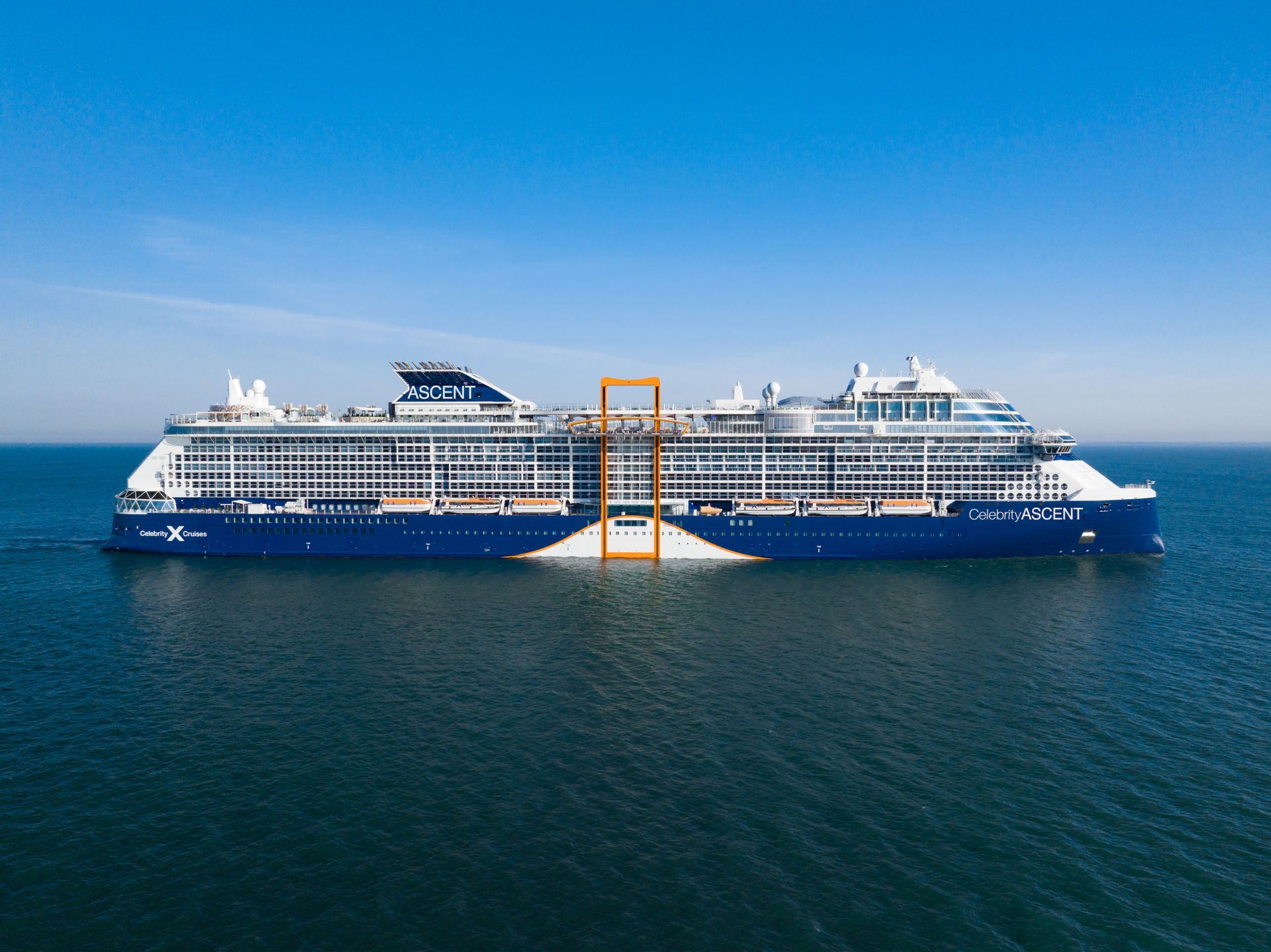 Vasul de croaziera Celebrity Xcel navigand pe mare