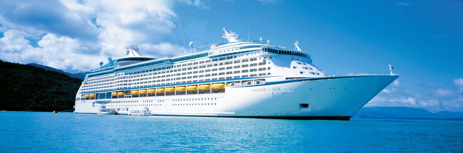 Vasul Voyager of the Seas acostat intr-un port din Caraibe