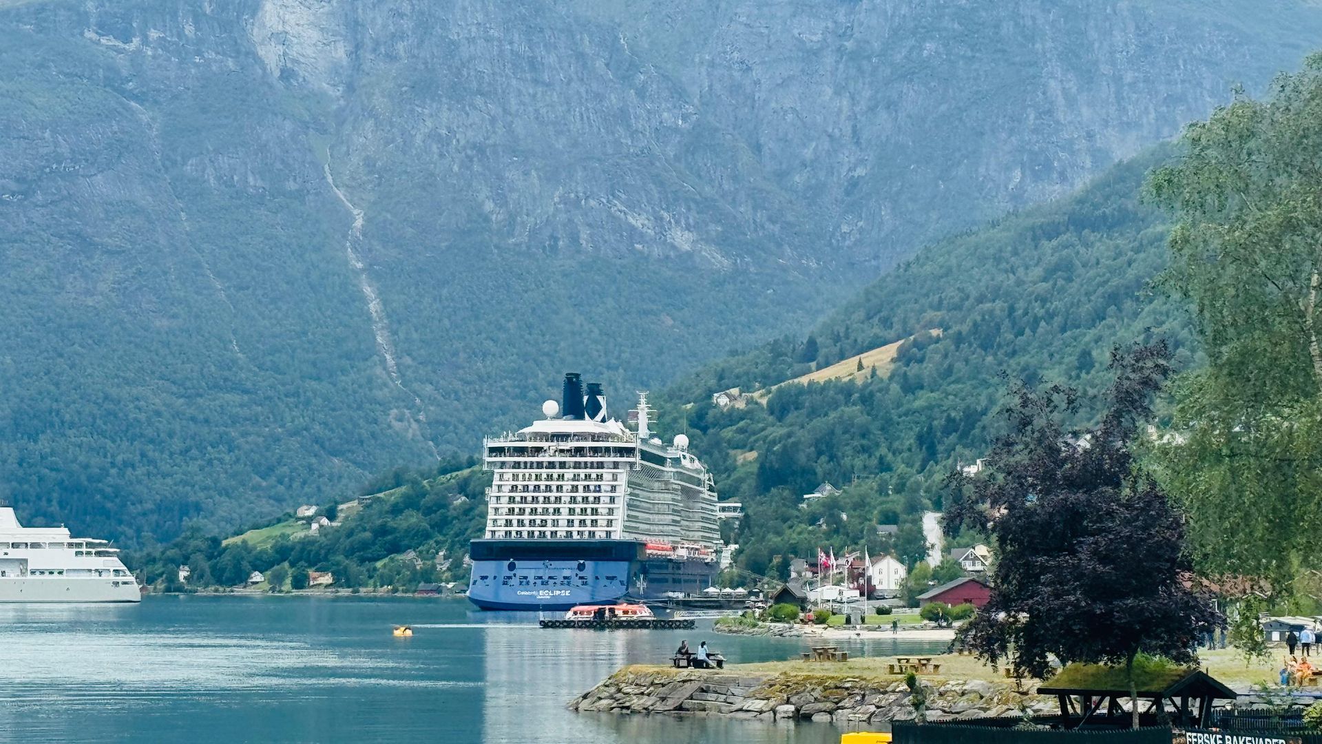 Vasul Celebrity Eclipse acostat in portul Olden