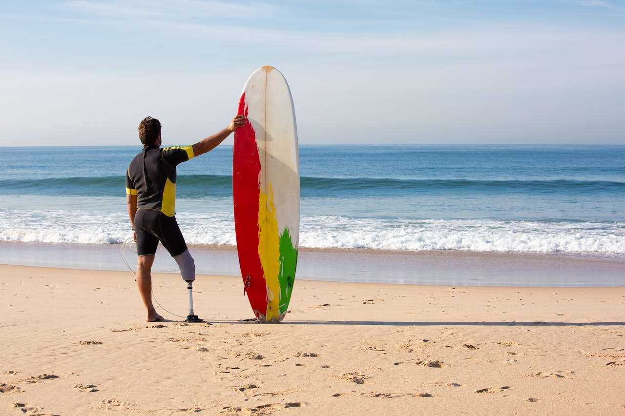 Ce sa vizitezi in Lisabona - plaja, mare, placa de surf, barbat.LTS