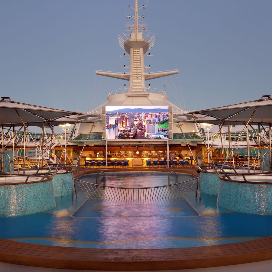 Ecran proiectie piscina pe Enchantment of the Seas