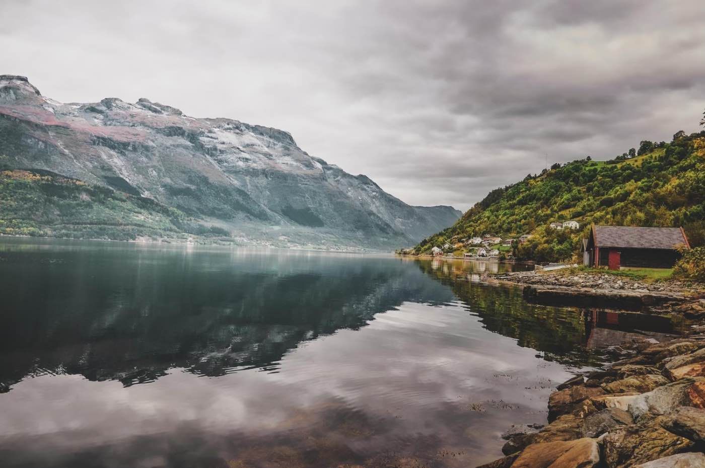 Fiorduri din Norvegia (Geirangerfjord).LTS