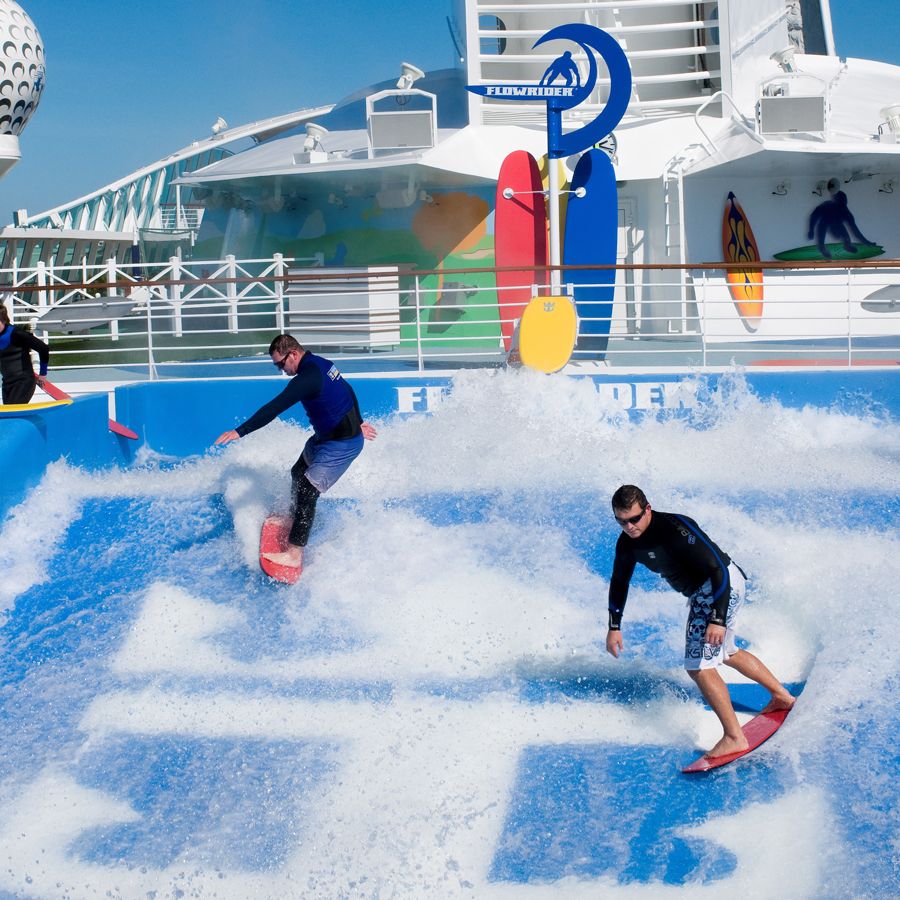 Simulator Surf Flowrider pe Independence of the Seas