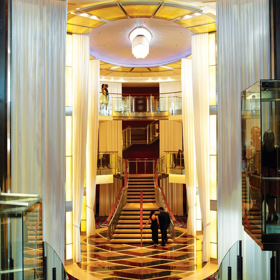 Grand Foyer pe Celebrity Millennium