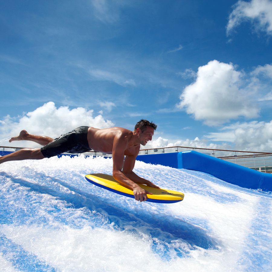 Simulator Surf Flowrider pe Ovation of the Seas