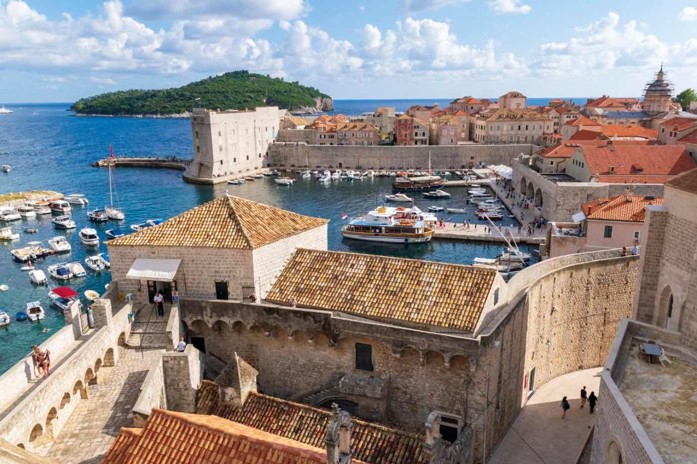 Planifica o vacanta in Dubrovnik (cetate, vedere catre mare, port).lts