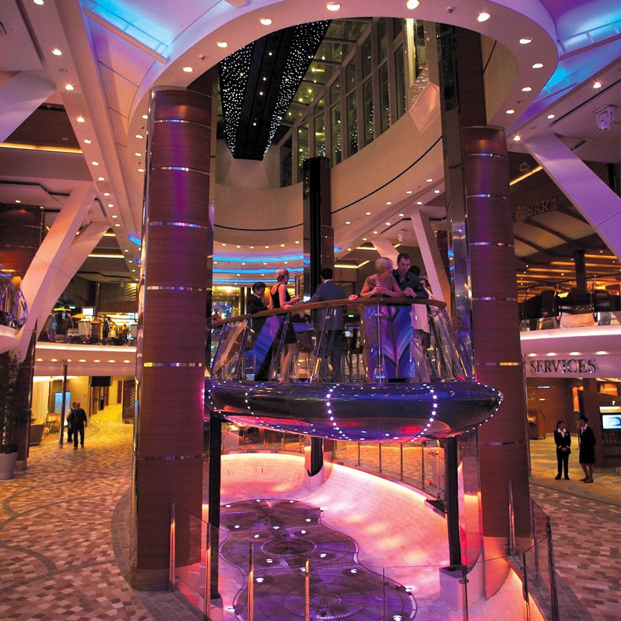 Bar Rising Tide pe Royal Caribbean International