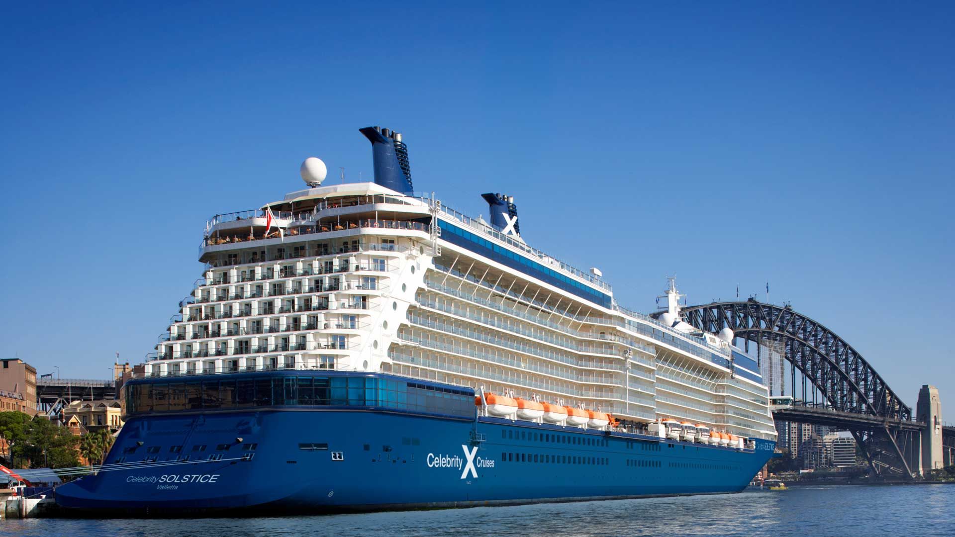vas croaziera Celebrity Solstice ancorat la tarm,jpg