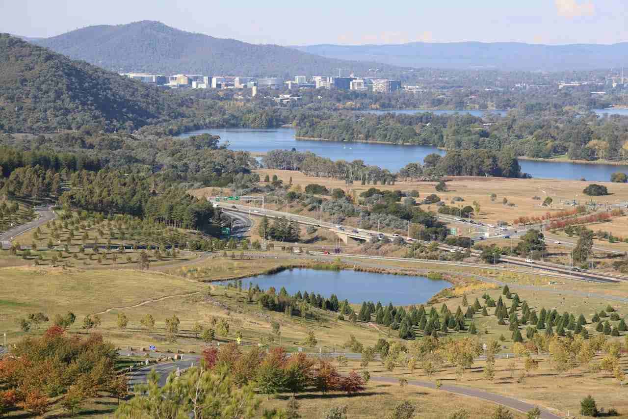 croaziera Australia - Canberra, copaci, iarba.LTS