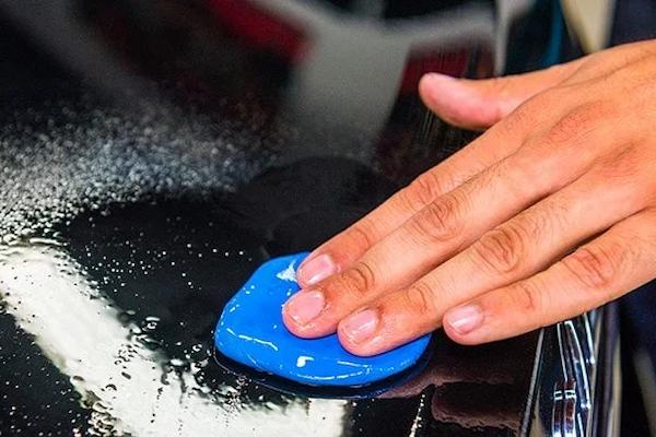 wash the car's surface